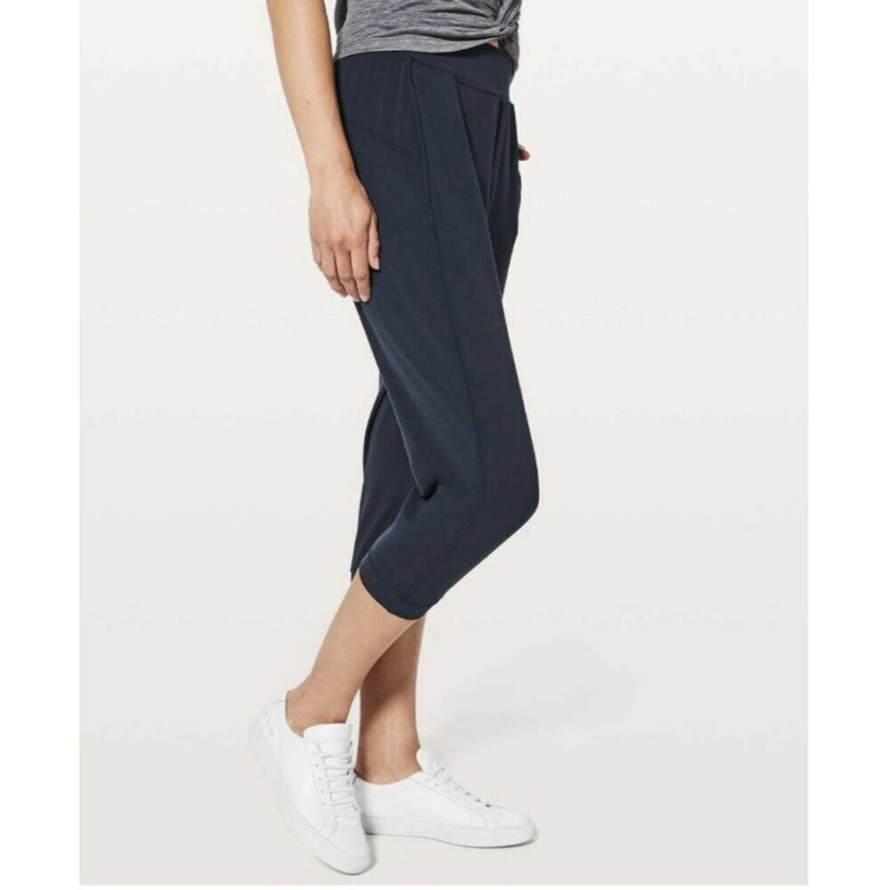 Lululemon Rejuvenate Crop *18" True Navy Size 6 EUC